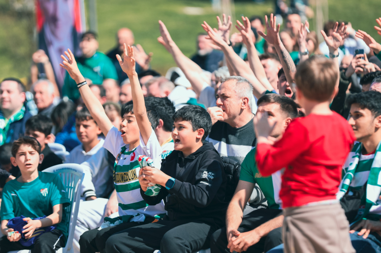 Bursaspor zaferi Bursa’da dev ekranda coşkuyla kutlandı - Bursa Hayat Gazetesi-3