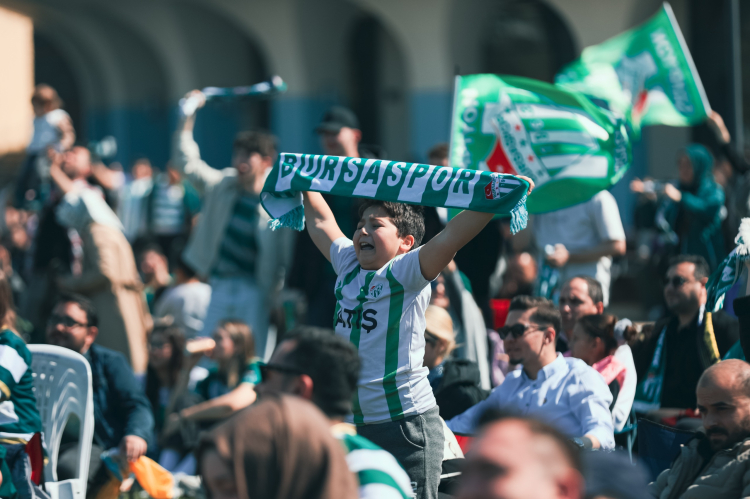 Bursaspor zaferi Bursa’da dev ekranda coşkuyla kutlandı - Bursa Hayat Gazetesi-4