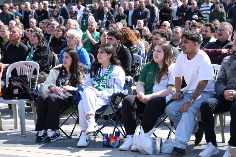 Bursaspor zaferi Osmangazi Meydanı’nı salladı - Bursa Hayat Gazetesi-3