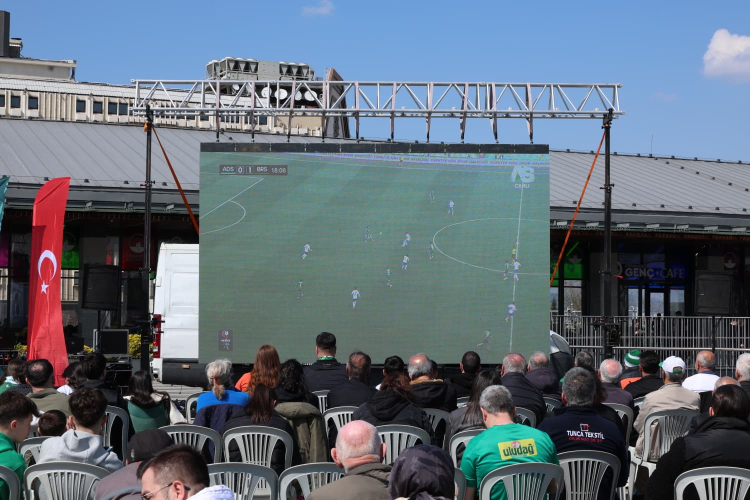 Bursaspor zaferi Osmangazi Meydanı’nı salladı - Bursa Hayat Gazetesi-2