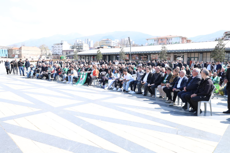 Bursaspor zaferi Osmangazi Meydanı’nı salladı - Bursa Hayat Gazetesi-4
