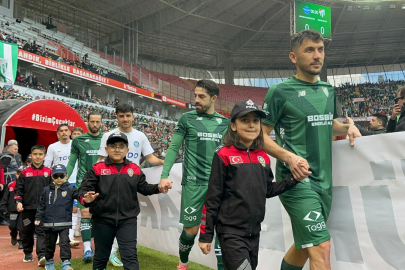Bursaspor maçında Polis Haftası coşkusu: Üniformalı çocuklar ilgi odağı oldu