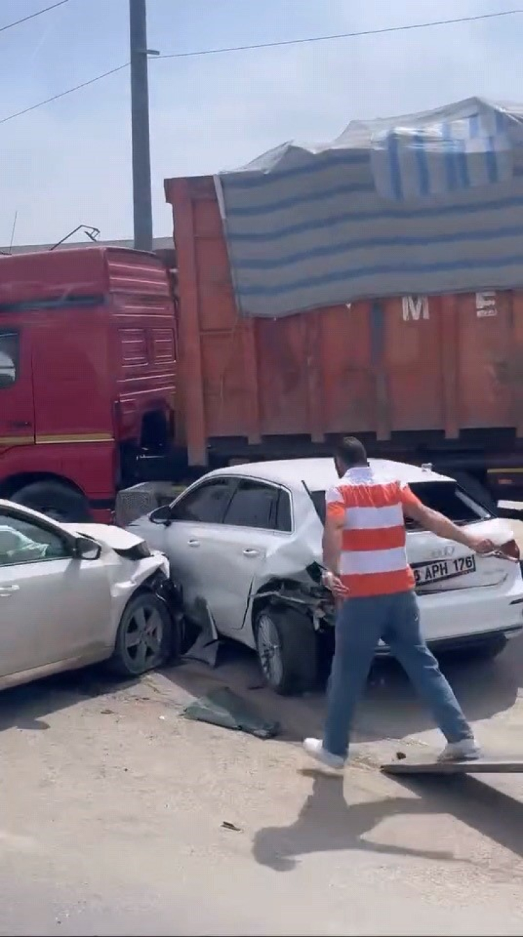 Bursa’da zincirleme kaza: 3 araç ve kamyon çarpıştı!-Bursa Hayat-2