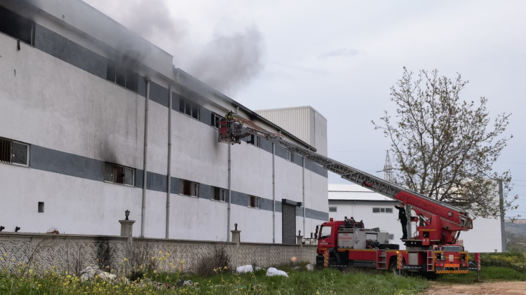 İnegöl’de mobilya fabrikasında yangın paniği!-Bursa Hayat-2