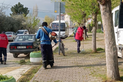 Orhangazi’de yeşil alanlarda bakım mesaisi sürüyor