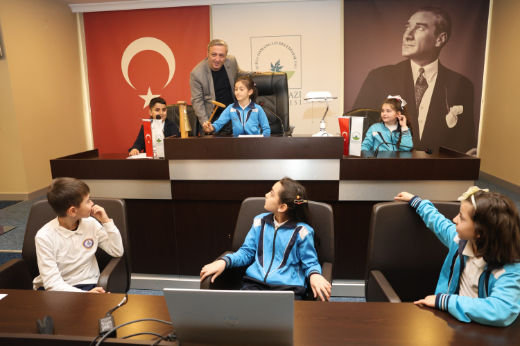 Osmangazi Belediyesi Meclis Salonu kapılarını çocuklara açtı - Bursa Hayat Gazetesi-4