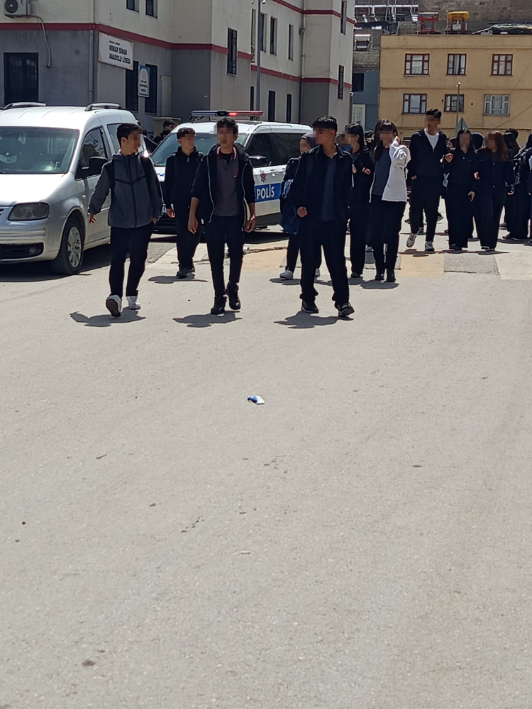 Gaziantep’te lisede korku dolu anlar: Saldırı girişimi!-Bursa Hayat-2