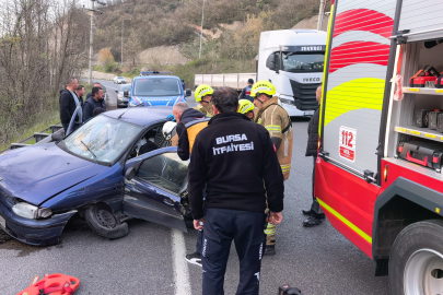 Bursa’da kontrolden çıkan araç bariyerlere çarptı: 2 kişi yaralandı!