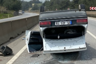 Bursa'da otomobil bariyerleri aşıp ters döndü
