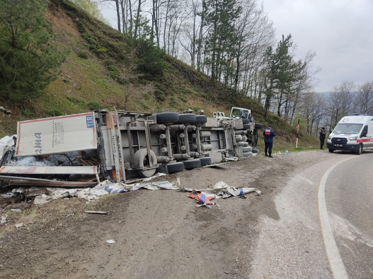 Bursa İnegöl'de tır kazası! Aracın frenleri patladı, kontrolden çıktı -Bursa Hayat-2