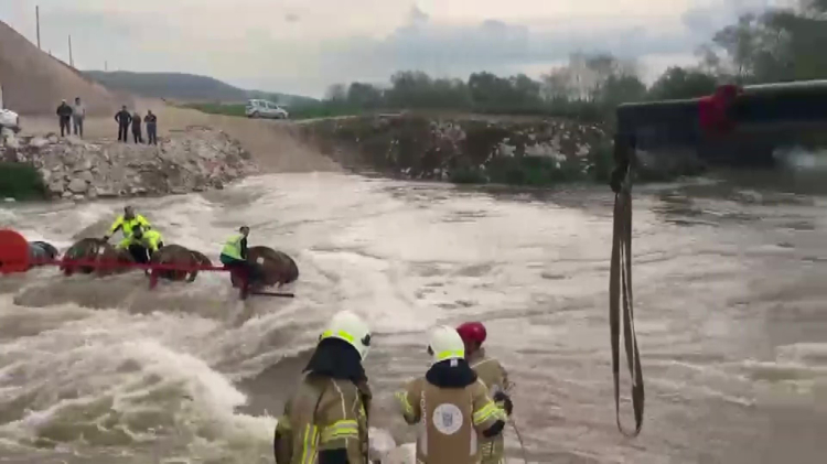 Bursa'da azgın suların ortasında can pazarı! -Bursa Hayat-2