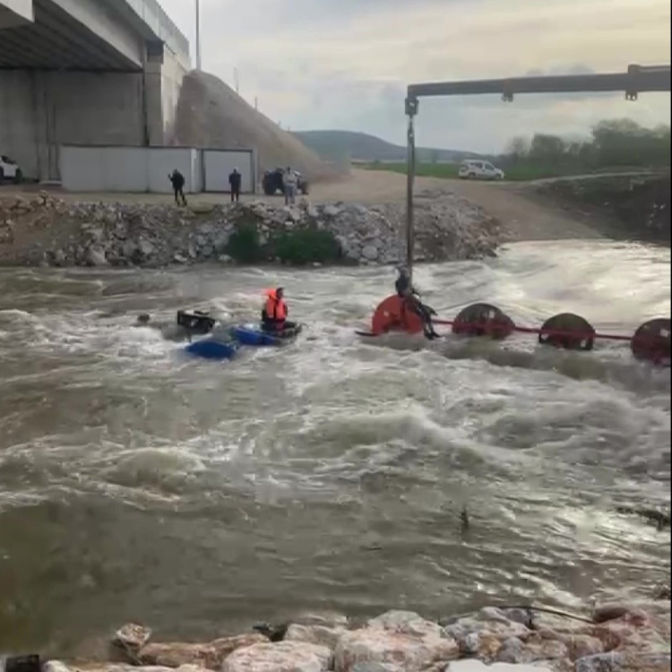 Bursa'da azgın suların ortasında can pazarı! -Bursa Hayat-3