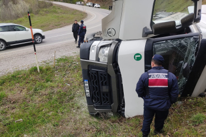 Bursa İnegöl'de tır kazası! Aracın frenleri patladı, kontrolden çıktı