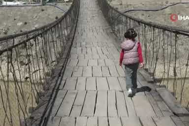 Çoruh Nehri üzerindeki asma köprüler zamana direniyor