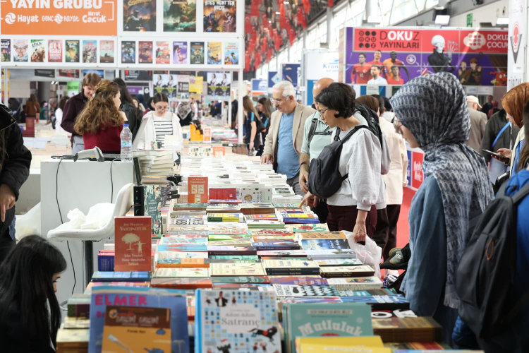 Özgür Özgülgün Bursa Kitap Fuarı’nda okurlarıyla buluştu - Bursa Hayat Gazetesi-2