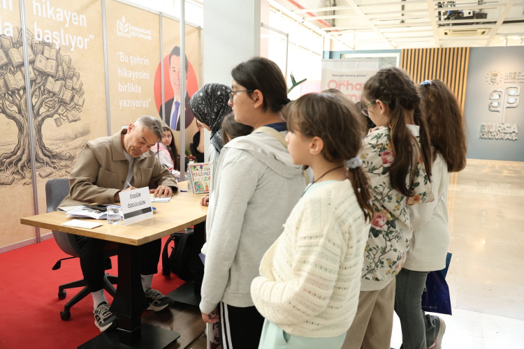 Özgür Özgülgün Bursa Kitap Fuarı’nda okurlarıyla buluştu - Bursa Hayat Gazetesi-3