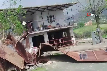 Düziçi’nde fırtına ahırın çatısını uçurdu!