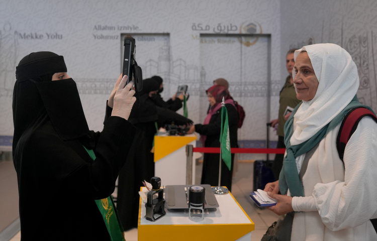 Bursalı hacı adaylarının kutsal yolculuğu başladı!-Bursa Hayat-3