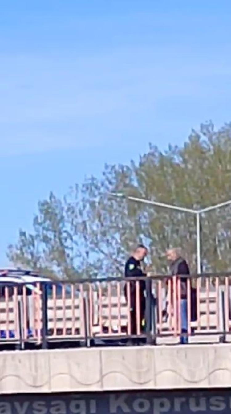 Bursa yönünde trafik kilit: Çevre yolunda korkutan atlama girişimi!-Bursa Hayat-2Bursa yönünde trafik kilit: Çevre yolunda korkutan atlama girişimi!-Bursa Hayat-3