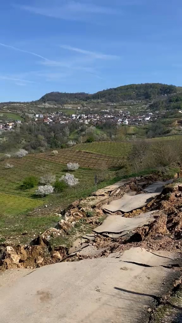 Bursa’da korkutan manzara: Heyelan yolu yuttu!-Bursa Hayat-2