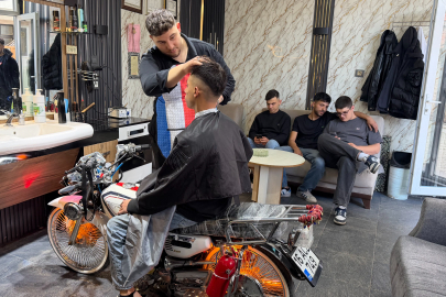 Bursa’da genç berberin sıra dışı fikri ilgi odağı oldu