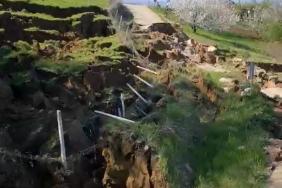 Bursa’da korkutan manzara: Heyelan yolu yuttu!