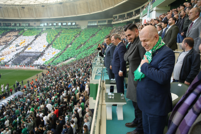 Zafer Partisi lideri Özdağ’dan Bursaspor’a destek: Tarihi maçı taraftarla izledi