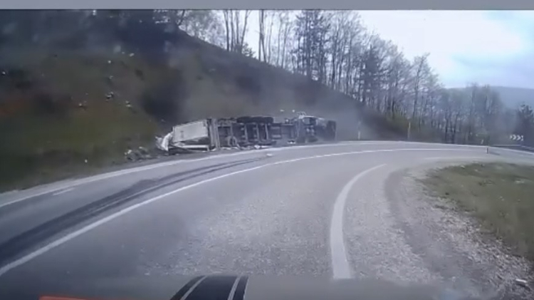 Bursa’da su yüklü tır kontrolden çıkıp devrildi!-Bursa Hayat-2