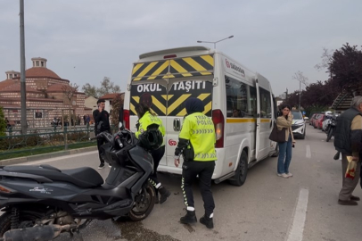 Bursa’da işçi servisine arkadan çarpan motosiklette 2 yaralı