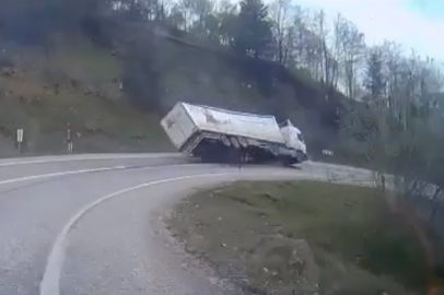 Bursa’da su yüklü tır kontrolden çıkıp devrildi!