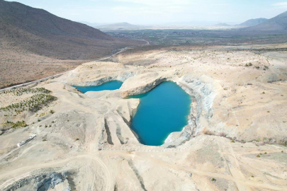 Masmavi sular, eşsiz manzara! Tomarza Mavi Göl büyülüyor