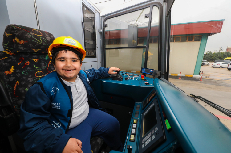 Bursa’da vatman olma hayali 23 Nisan’da gerçekleşti!-Bursa Hayat-2