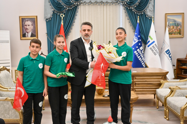  Bursa Büyükşehir’de 23 Nisan coşkusu! Koltuklar öğrencilere bırakıldı-Bursa Hayat-4