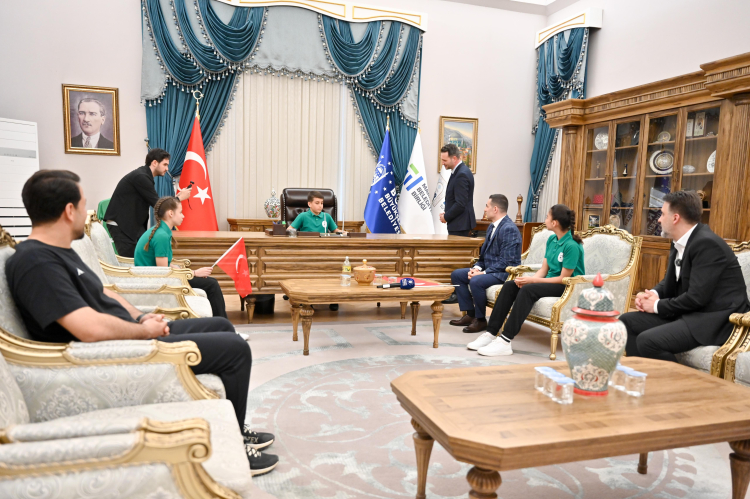  Bursa Büyükşehir’de 23 Nisan coşkusu! Koltuklar öğrencilere bırakıldı-Bursa Hayat-3