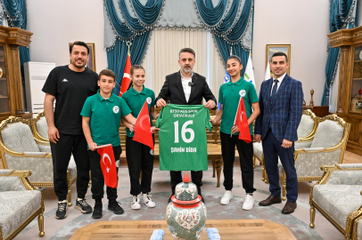  Bursa Büyükşehir’de 23 Nisan coşkusu! Koltuklar öğrencilere bırakıldı