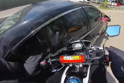 Bursa’da motosiklet ile otomobil böyle çarpıştı!