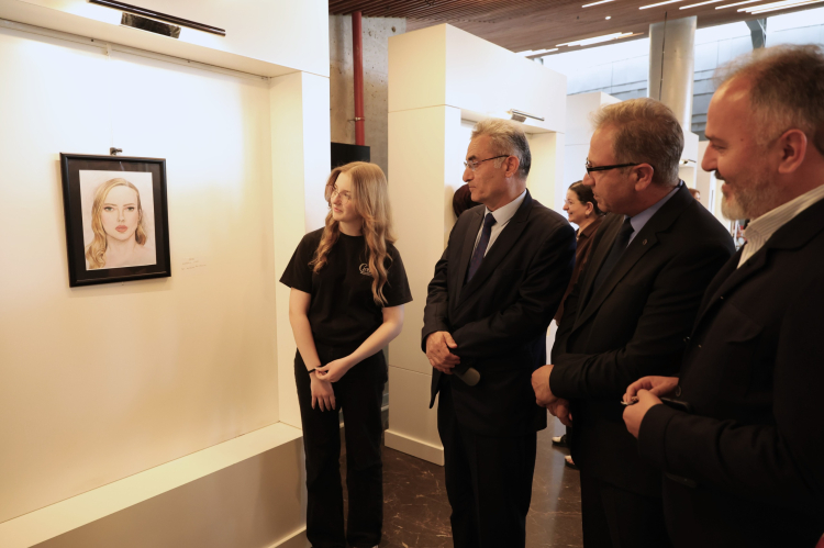 Bursa’da liseli gençlerin eserleri Osmangazi’de sergiye çıktı - Bursa Hayat Gazetesi-3