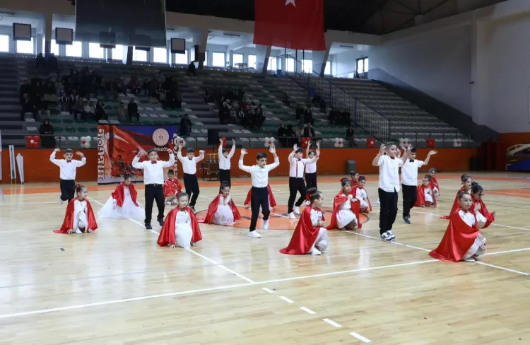 Çocuklar sahneye çıktı: İnegöl’de 23 Nisan coşkusu!-Bursa Hayat-6