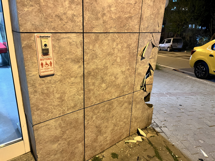 Bursa'da freni boşalan araç banka duvarına çarptı! -Bursa Hayat-2