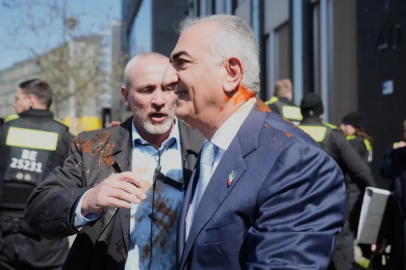 Berlin’de şok anlar! Pehlevi’ye protesto saldırısı