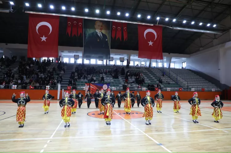 Çocuklar sahneye çıktı: İnegöl’de 23 Nisan coşkusu!-Bursa Hayat-7