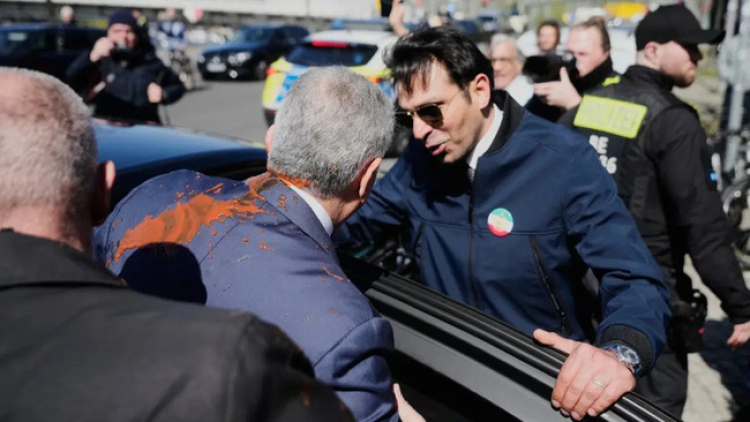 Berlin’de şok anlar! Pehlevi’ye protesto saldırısı-Bursa Hayat-3