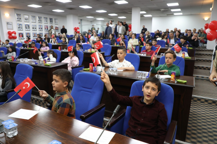 Edremit’te 23 Nisan coşkusu Meclis’e taşındı -Bursa Hayat-2