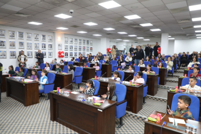 Edremit’te 23 Nisan coşkusu Meclis’e taşındı