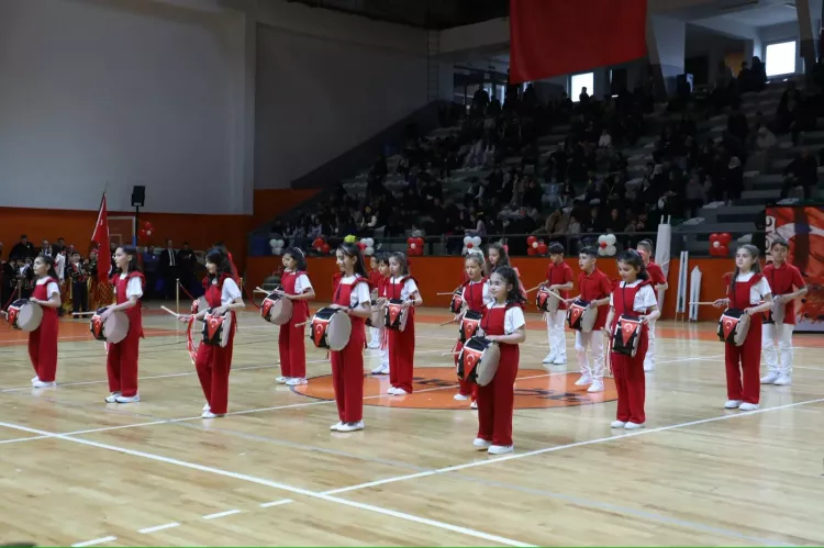 Çocuklar sahneye çıktı: İnegöl’de 23 Nisan coşkusu!-Bursa Hayat-2