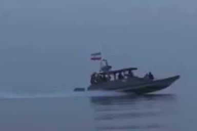 İran, Hürmüz Boğazı’nda 2 gemiye el koyduğu operasyonun görüntülerini yayınladı