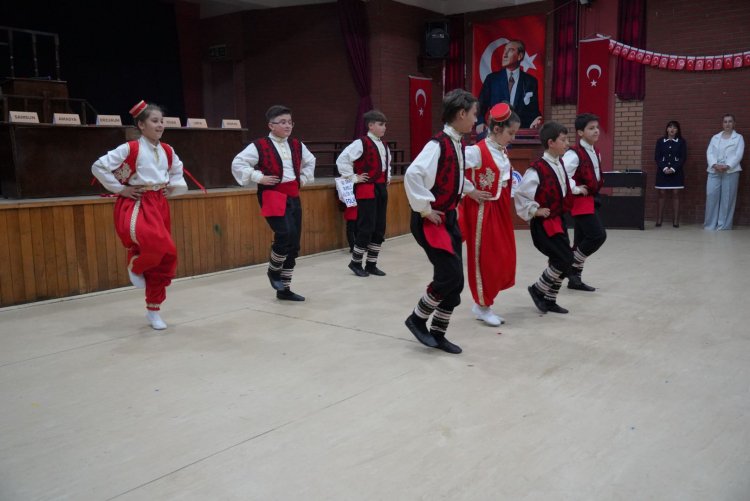 Orhangazi’de 23 Nisan heyecanı! Kutlamaların adresi Koç İlkokulu oldu -Bursa Hayat-2