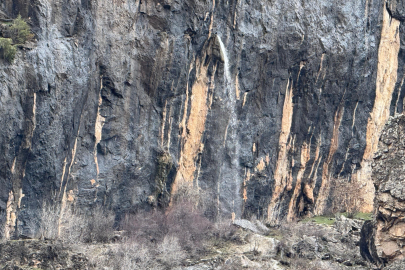 Şırnak'ta kayanın içinden dökülen sular hayran bırakıyor