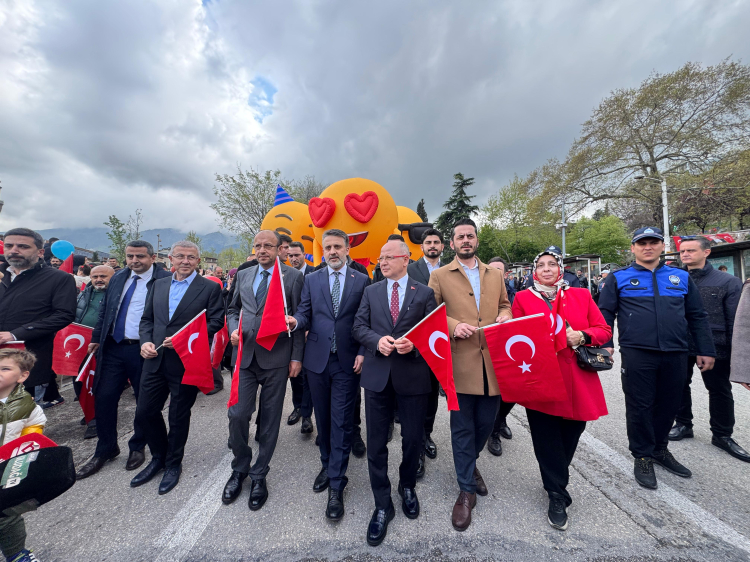 Bursa’da 23 Nisan korteji! Büyükşehir Belediyesi bayram coşkusunu sokağa taşıdı -Bursa Hayat-2