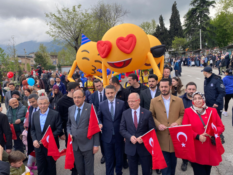 Bursa’da 23 Nisan korteji! Büyükşehir Belediyesi bayram coşkusunu sokağa taşıdı -Bursa Hayat-3